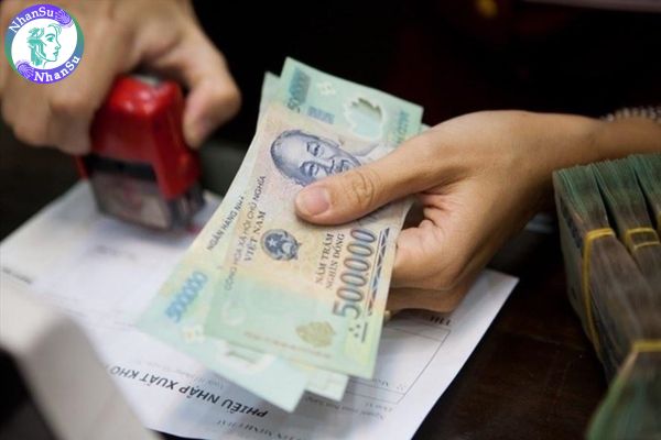 Công ty được chủ động giữ lương của người lao động không? Nếu có thì trong thời hạn bao lâu?