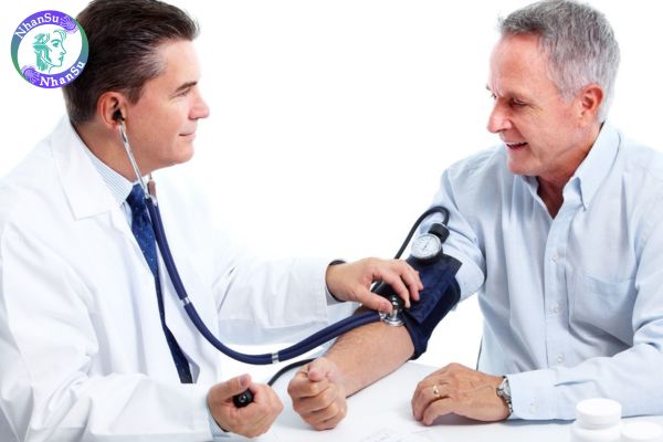 Người lao động mắc bệnh ung thư có được hưởng bảo hiểm xã hội 1 lần không? Chi phí hoạt động khám sức khỏe cho người lao động do ai chi trả?