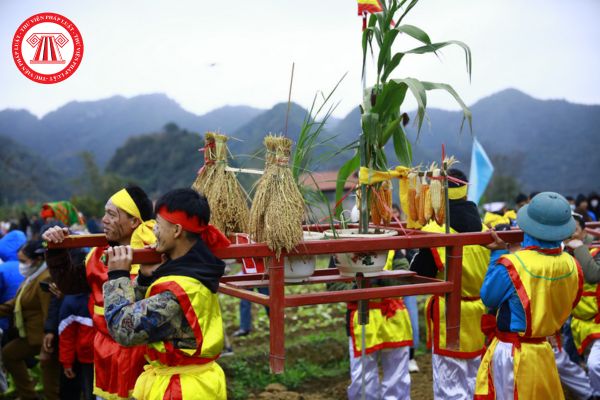 Lễ hội Ná Nhèm có điểm gì hấp dẫn đối với du khách thập phương? Nhân viên lễ tân khi tham gia lễ hội Ná Nhèm cần có trách nhiệm như thế nào?