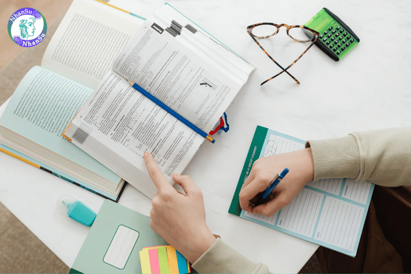 Học sinh ôn luyện các môn khối C00 và D01 để thi ngành Luật