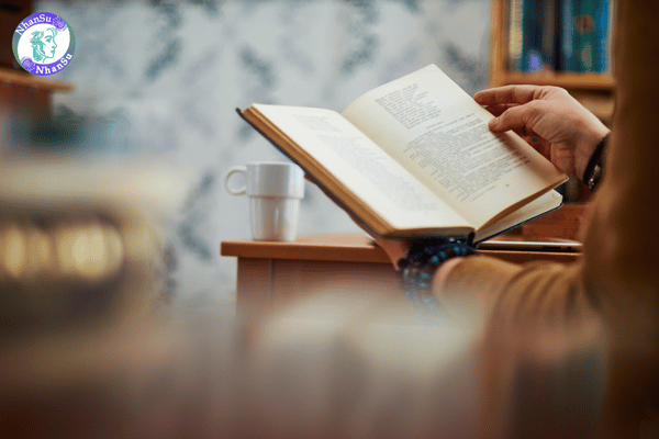 Sinh viên học Luật đọc sách trong thư viện yên tĩnh