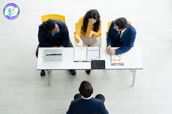 Nhân sự trao đổi công việc tại văn phòng