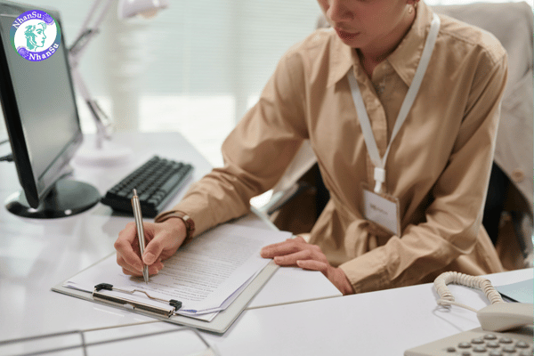 Nhân viên ngân hàng làm việc với hồ sơ tín dụng