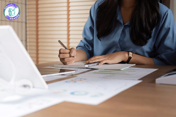 Thực tập sinh ghi chép trong buổi họp với luật sư hướng dẫn