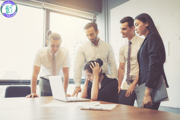 Tình huống xung đột và deadline gấp trong công việc