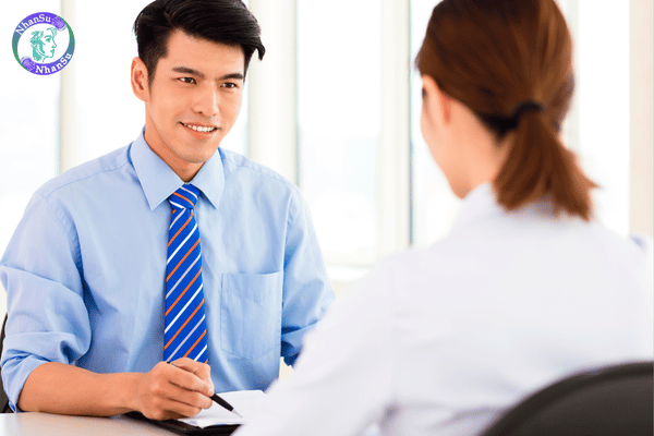 Ứng viên giữ tư thế ngay ngắn và giao tiếp bằng mắt khi phỏng vấn