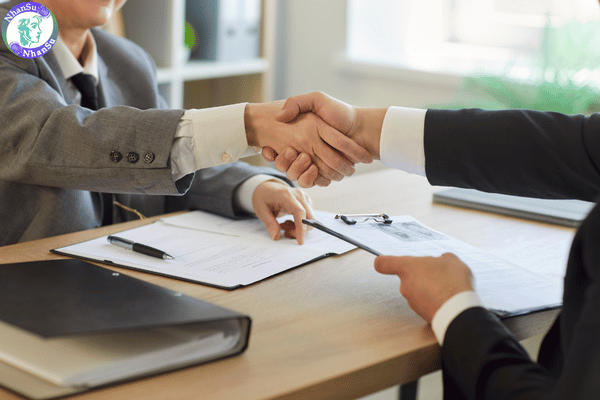 Ứng viên kết thúc phỏng vấn đúng giờ với nhà tuyển dụng