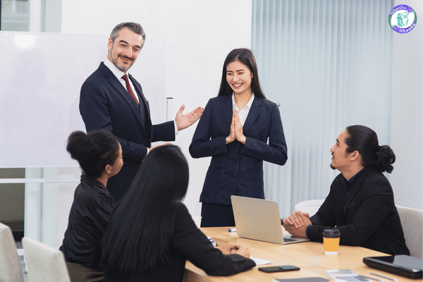 Quản lý hoặc nhân sự hướng dẫn nhân viên mới trong những ngày đầu làm việc