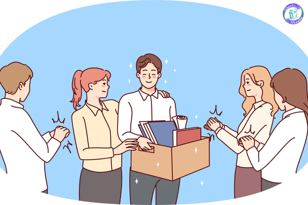 Nhân viên mới tham gia trao đổi cùng đồng nghiệp